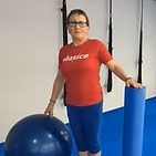 Ana-Sánchez una persona en un gimnasio con una pelota de estabilidad (fitball o bola de gimnasia) y un rodillo de espuma (foam roller). Ambos son equipos versátiles utilizados para diversos ejercicios de fitness