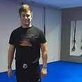 José-Carlos-Taboada una persona en lo que parece ser un gimnasio o dojo de artes marciales, específicamente practicando o entrenando en Kali filipino