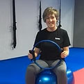 Susana-Gómez una persona haciendo ejercicio en lo que parece ser una sesión de fisioterapia o Pilates.
